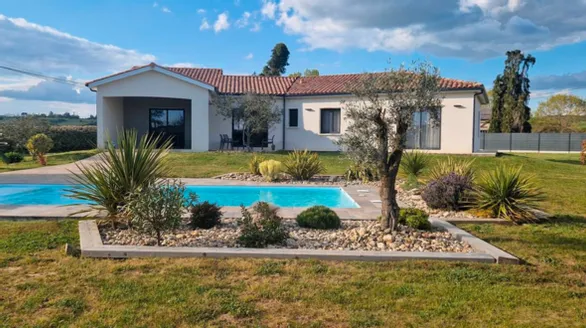 Jardin aménagé style parterre avec piscine creusée