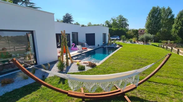 Jardin d'été avec hamac en bois et macramé