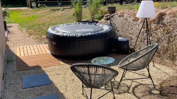 Petite terrasse aménagée en graviers avec spa