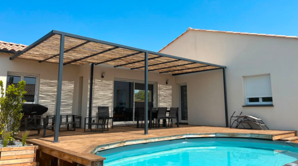 Terrasse en bois avec pergola et piscine creusée